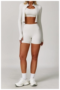 Détail de la veste de yoga blanche avec poignets passe-pouce et design zippé