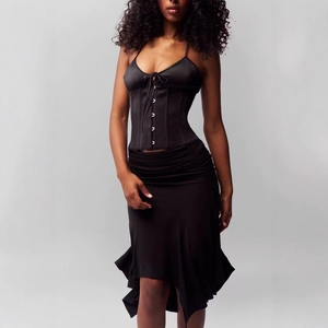 Jupe sirène sexy en tricot noir à taille basse et ourlet asymétrique élégant