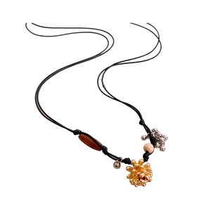 Collier ethnique avec corde tressée, pendentif fleur dorée et perles en bois naturel