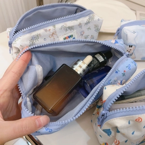 Detailansicht der blauen Baumwolltasche mit Tiermotiv, violettem Futter und Reißverschluss
