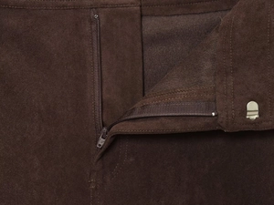 Détail du zip et du crochet métallique sur la jupe midi en daim marron foncé