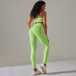 Détails du dos d'un ensemble de yoga vert fluo avec leggings taille haute sans couture