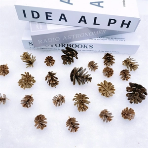 Pommes de pin artificielles réalistes sur peluche blanche pour décoration de Noël
