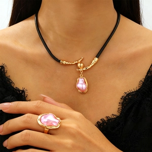 Set collana e anello con perle barocche irregolari cordino in pelle nera e accenti dorati