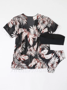 Détail à plat d'un ensemble bikini 3 pièces avec imprimé tropical et haut à pompons