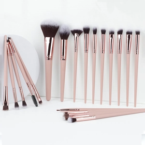 Dettaglio del set di 20 pennelli da trucco con manici rosa e setole morbide sfumate
