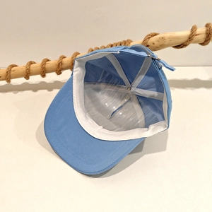 Vista dettagliata dell'interno del cappellino da baseball in cotone azzurro con fascia