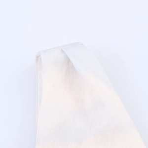 Gros plan sur la texture du tissu blanc de qualité et les coutures précises de la robe