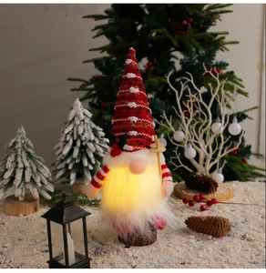 Dettaglio di gnomo di Natale luminoso con luce LED e cappello lavorato a maglia