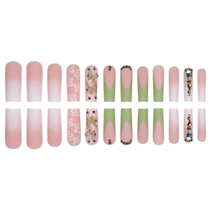 Faux ongles longs forme ballerine avec dégradé vert motif floral et bijoux papillon