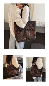 Detail der Leoparden-Stofftasche mit zwei Vordertaschen und großem Fassungsvermögen