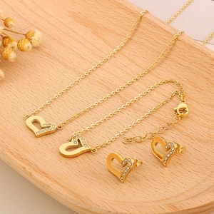 Set gioielli cuore asimmetrico con cristalli su vassoio in legno decorativo