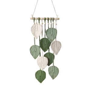 Decorazione da parete in macramè con foglie di cotone e perline in legno naturale