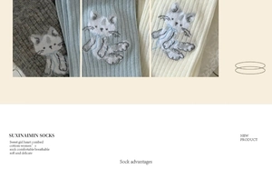 Détail de la broderie de chat et du coton côtelé sur des chaussettes douces mi-mollet