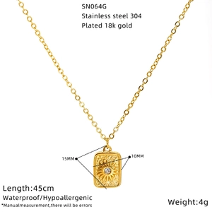 Détail du collier pendentif soleil plaqué or 18K avec mesures sur fond blanc