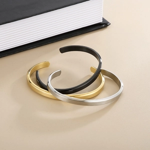 Tres pulseras minimalistas en forma de C de acero de titanio cepillado en negro oro y plata