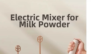 Détail du mélangeur à lait électrique avec poignée ergonomique blanche et marron