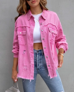 Detailansicht der rosa Jeansjacke mit Rissen im Distressed-Look und Fransensaum-Details
