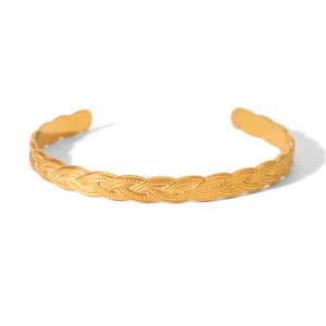Détail d'un bracelet ouvert en acier inoxydable plaqué or 18 carats avec texture tressée
