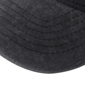 Gros plan des 6 rangées de coutures sur la visière d'une casquette en coton noir