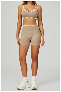 Détails de maille et liseré blanc sur le short de yoga kaki à taille haute
