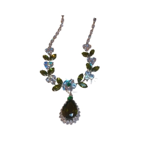 Set collana in argento con pietre verdi a forma di pera e zirconi bianchi luccicanti
