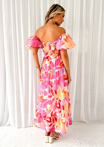 Detailansicht eines rückenfreien Blumenkleides in Rosa und Orange mit Stufenrockstruktur