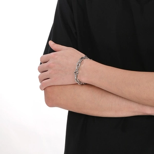 Bracelet tendance en acier titane avec maillons ovales et fermoir nez de porc sur poignet