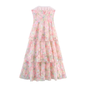 Détails d'une robe rose à volants en tulle avec broderies de fleurs 3D délicates