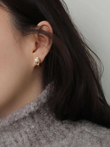 Elegant S925 silver curved gold earring with natural pearl on female model profile