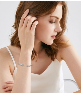 Dettaglio di un bracciale rigido in moissanite argento con pietre a taglio tondo