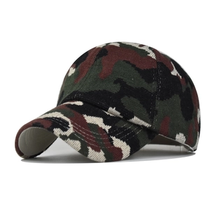 Detailansicht der Camouflage-Baseballkappe mit dickem Strukturstoff und Nähten