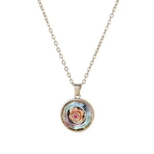Collier fleur en or rose avec pendentif en cristal iridescent sur chaîne dorée