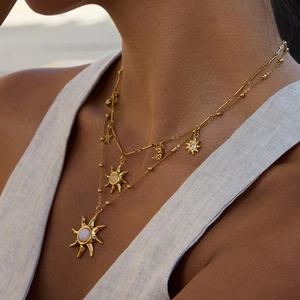 Collana a strati in oro 18K acciaio con ciondoli sole luna stella e pietra di luna