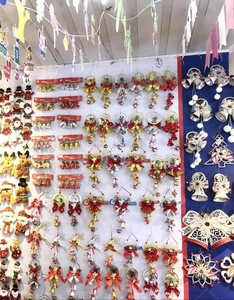 Assortimento di campanelli natalizi galvanizzati e decorazioni a renna in esposizione