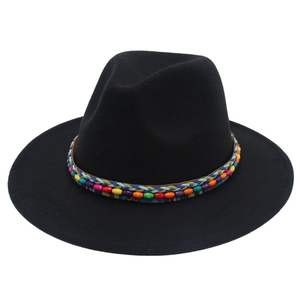 Détail du chapeau fedora noir avec une bande de perles ethniques tressée à la main