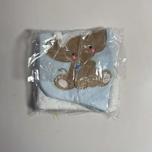 Detailansicht der blauen Babydecke mit brauner Elefantenstickerei auf weichem Baumwollstoff