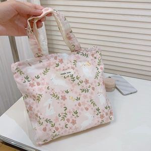 Rosa Canvas-Tasche mit süßen weißen Hasenmustern und simple wish Stoffetikett-Detail