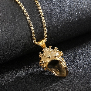 Détail d'un pendentif crâne doré avec texture de cellule virale sur fond noir