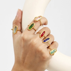 Lot de six bagues en acier doré avec gemmes colorées et anneau torsadé style bohème