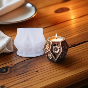 Stampo in silicone per candele a colonna pentagonale con rilievi floreali vintage