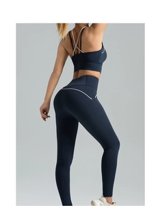 Détail de l'ensemble de yoga bleu marine avec liseré blanc et dos croisé extensible