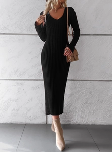 Robe longue noire élégante en maille côtelée avec col en V et manches longues ajustées