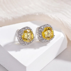 Pendientes de plata con circonita amarilla grande y marco de pavé de diamantes brillantes