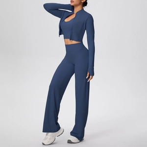Détail de la texture de l'ensemble de yoga bleu avec veste zippée et pantalon large