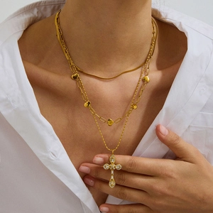 Dreilagige goldene Titanstahl-Halskette mit Zirkonia-Kreuz und Herzanhängern