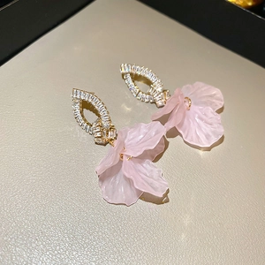 Detail of pink frosted petal earrings with micro-set zircons and French elegant design