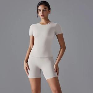 Détail de l'ensemble de yoga à séchage rapide haute élasticité avec short et t-shirt