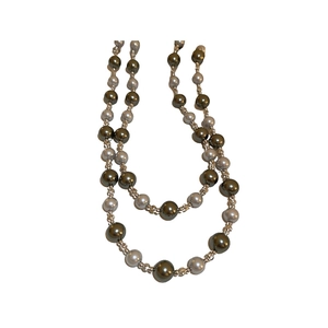 Collier double rang de perles gris argent et blanc avec chaîne géométrique en métal