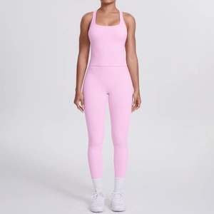 Vue complète d'un ensemble de yoga rose avec débardeur dos nageur et legging à taille haute